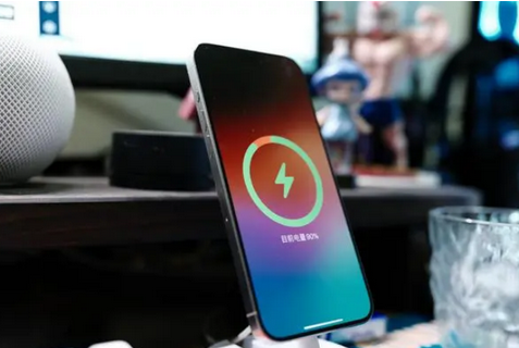 赵县苹果15换屏服务分享用什么充电器给iPhone15充电更好 